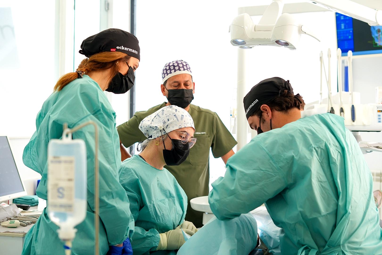 Equipo Smilelife en cirugía