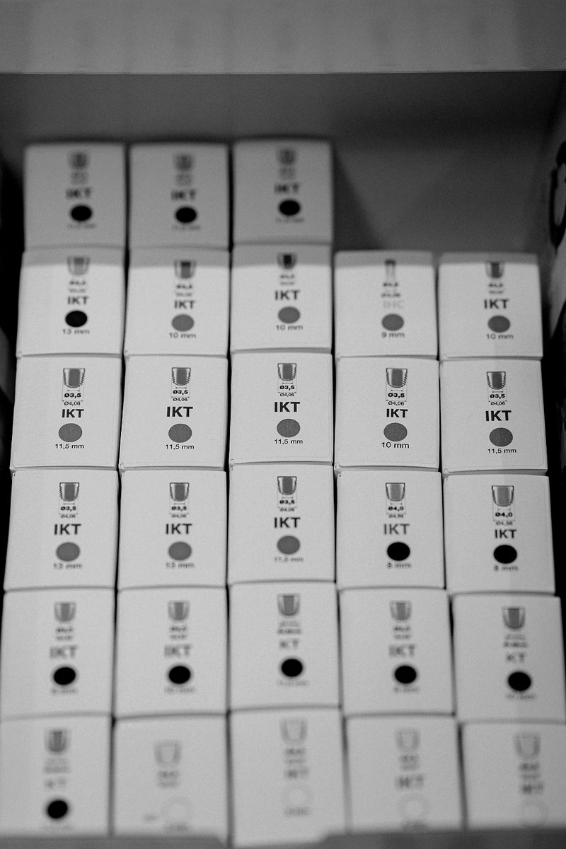 Dr. Diego Moraleda con implante dental Eckermann