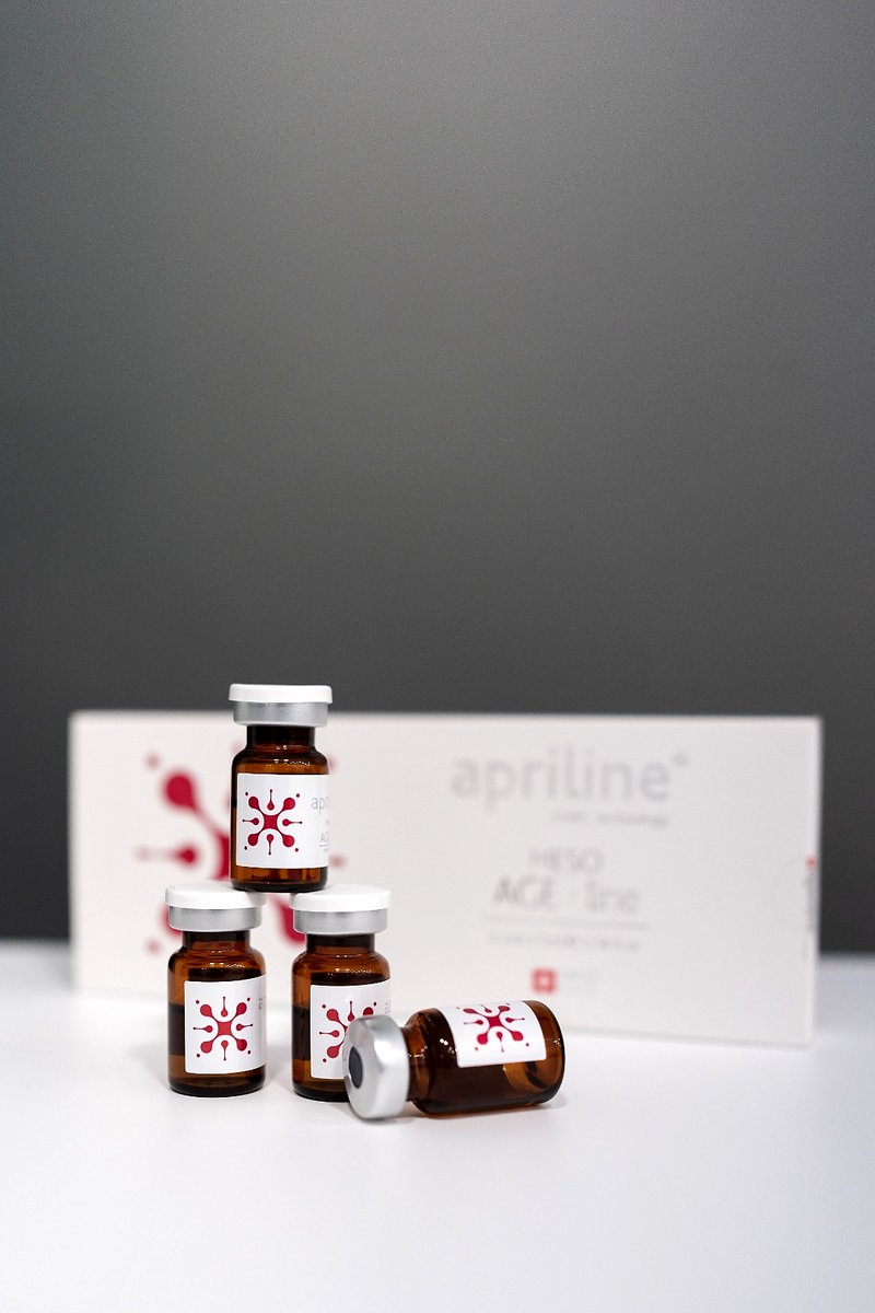 Implante dental Eckermann en mano del Dr. Moraleda