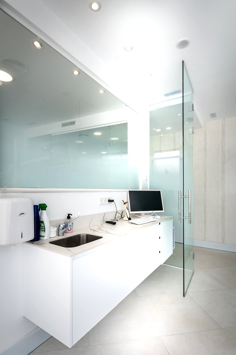 Instalaciones y pasillo de gabinetes en Clínica Dental Smilelife Fuenlabrada