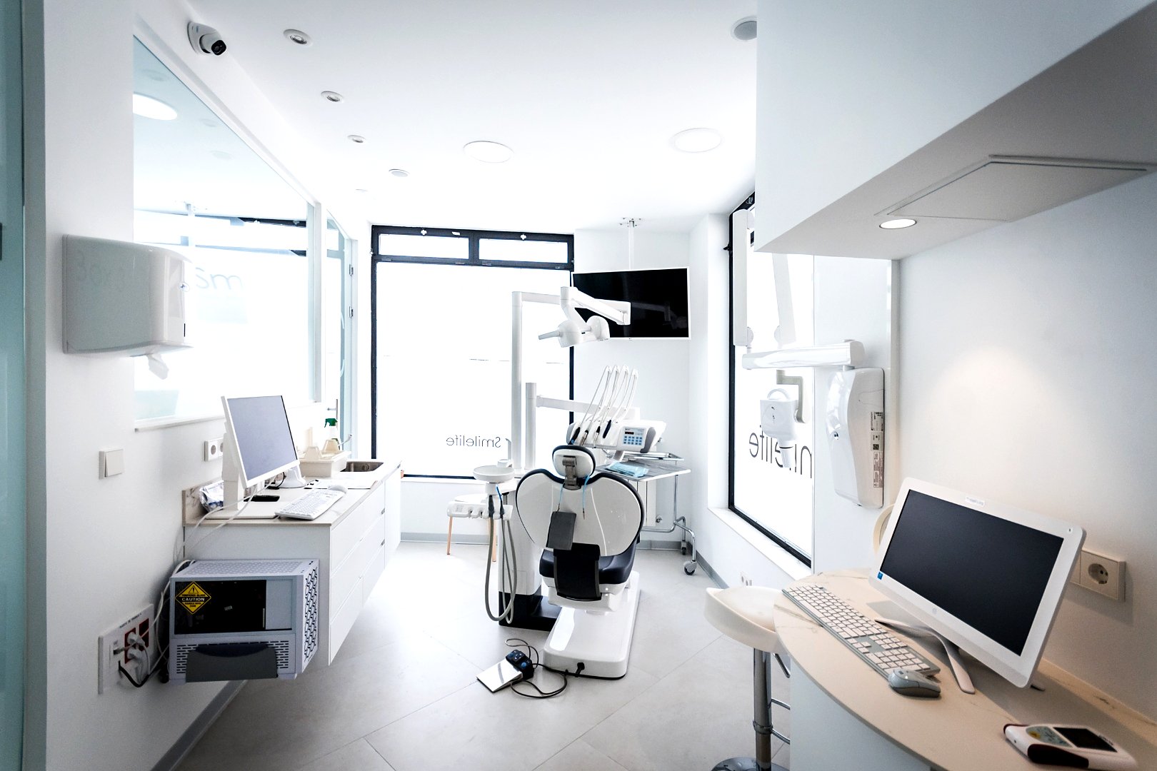 Interior clínica dental Smilelife Madrid — gabinete moderno