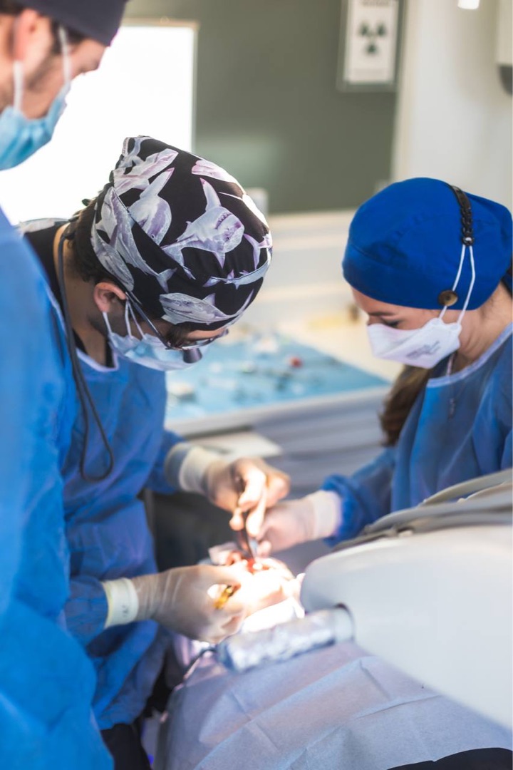 cirugía de implantes dentales en Madrid – planificación y técnica mínimamente invasiva