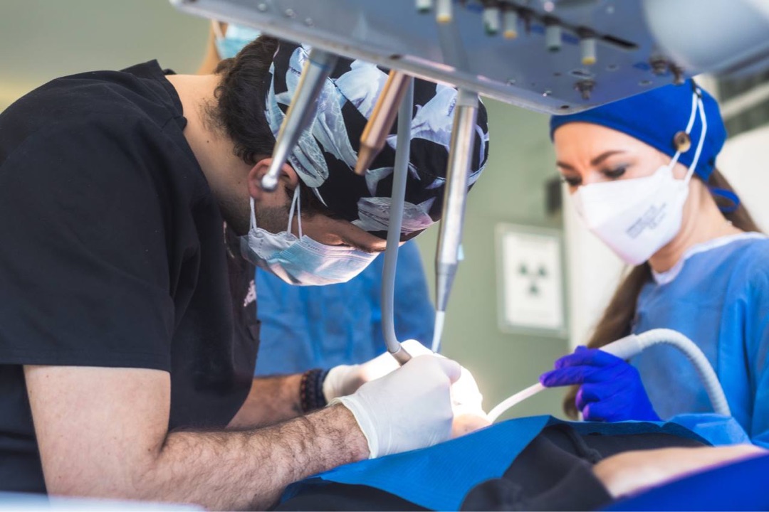 implantes dentales en Fuenlabrada – cirugía con anestesia local