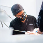 Dentista atendiendo paciente en Smilelife Madrid