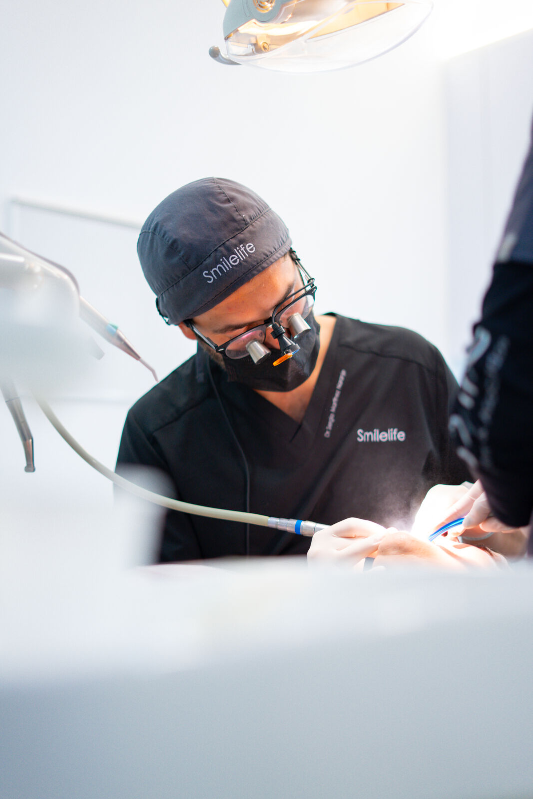Dentista atendiendo paciente en Smilelife Madrid