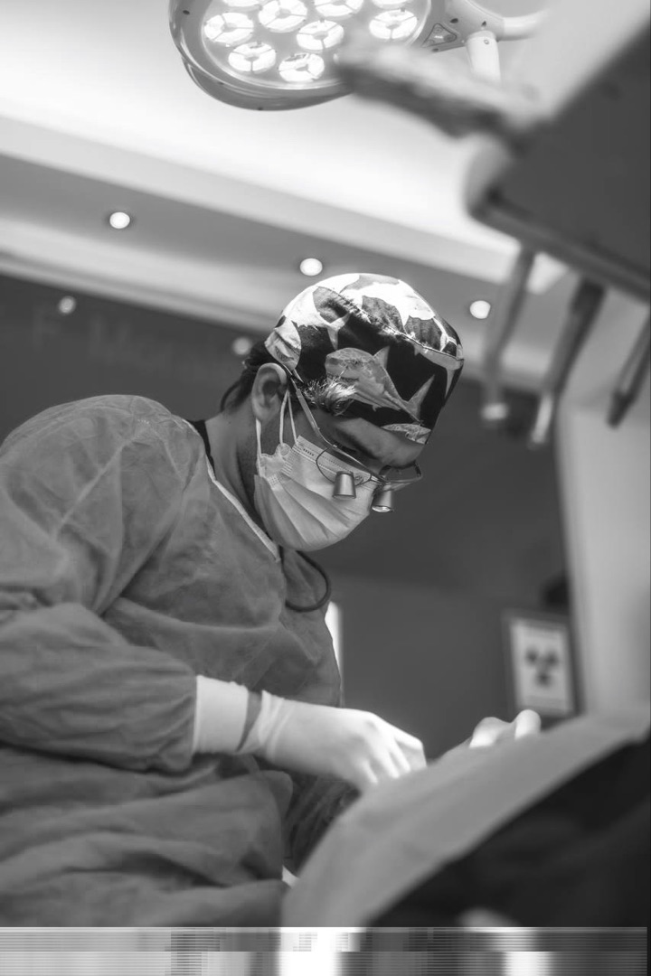 Dr. Diego Moraleda realizando cirugía de implantes dentales con sedación en Smilelife Madrid