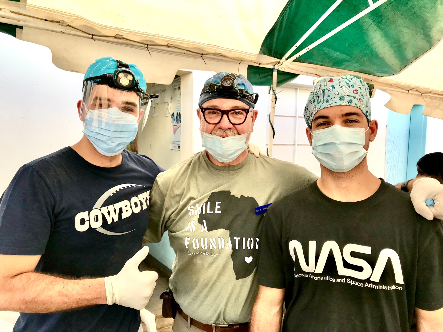 Dres. Moraleda durante misión humanitaria con Smile is a Foundation en Zimbabwe