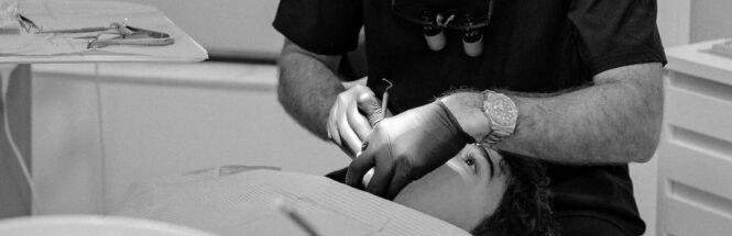 Dr. Fernando Moraleda en consulta en la clínica Smilelife