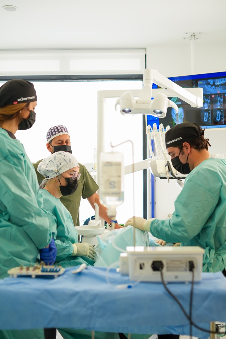 Equipo quirúrgico de Smilelife realizando una cirugía de implantes dentales con sedación intravenosa en Madrid
