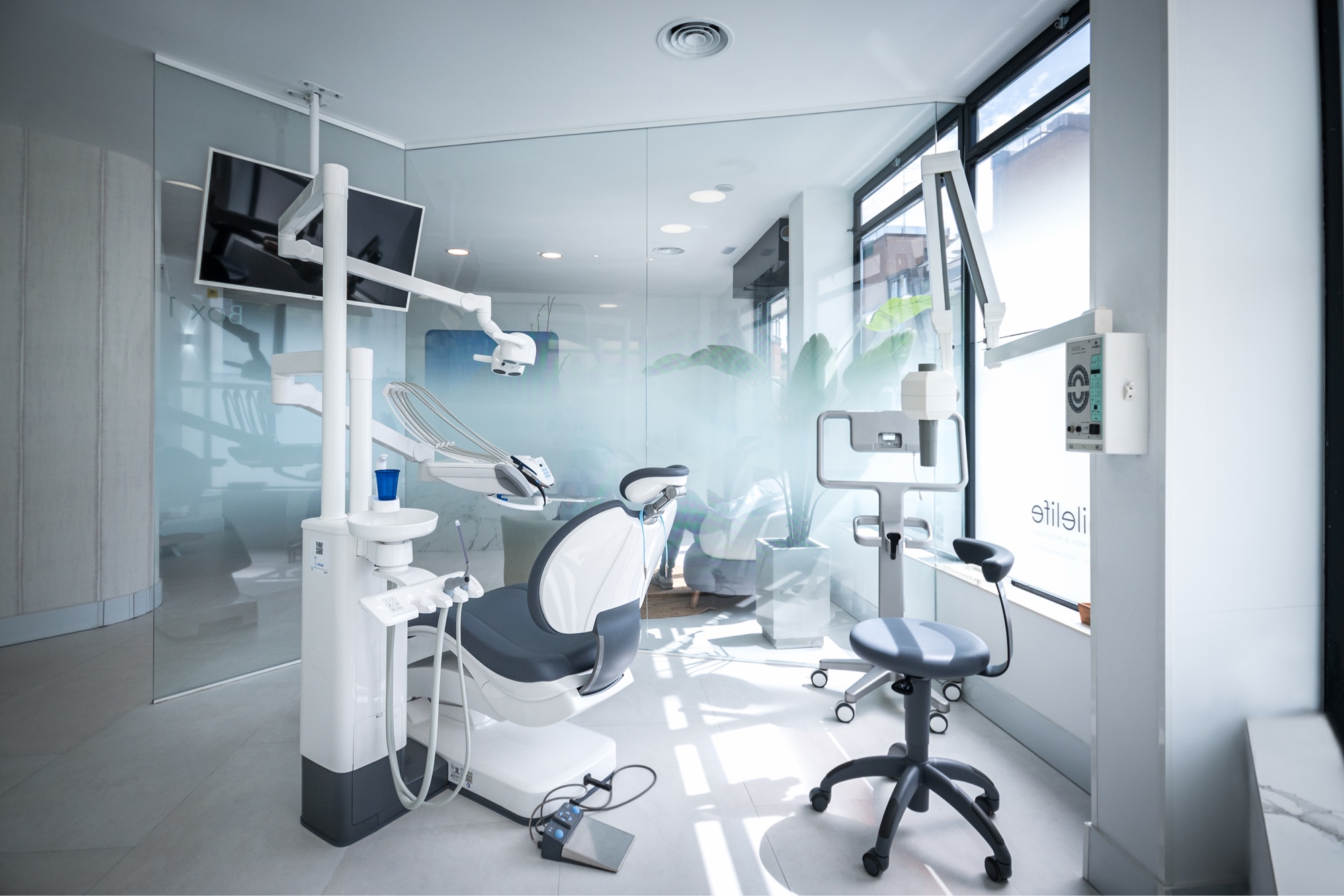 Box quirurgico para implantes monofasicos en Madrid — Smilelife