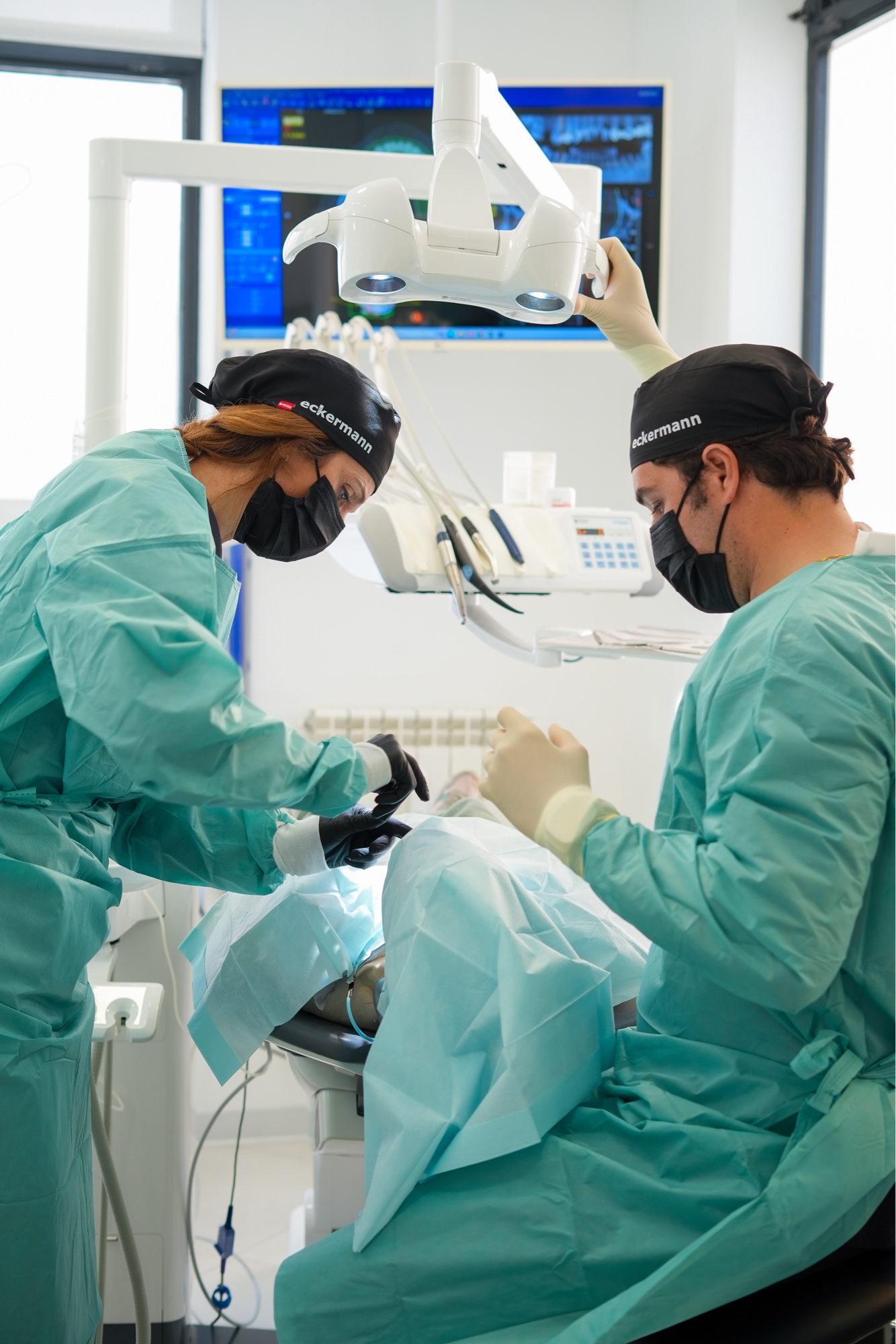 Equipo de cirugia colocando implantes cortos en Madrid — Smilelife Madrid