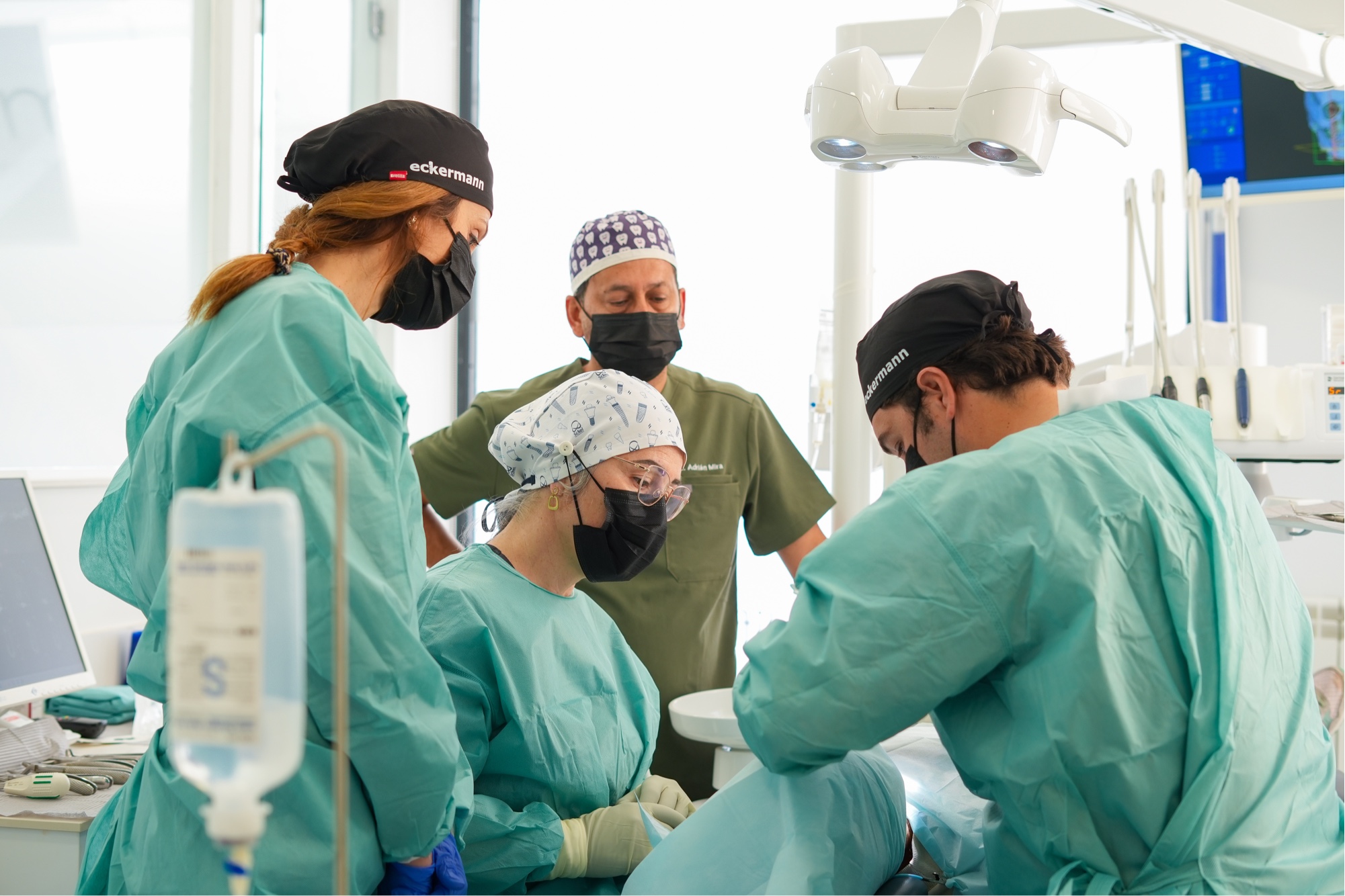 Equipo de cirugia colocando implantes pterigoideos en Smilelife Madrid
