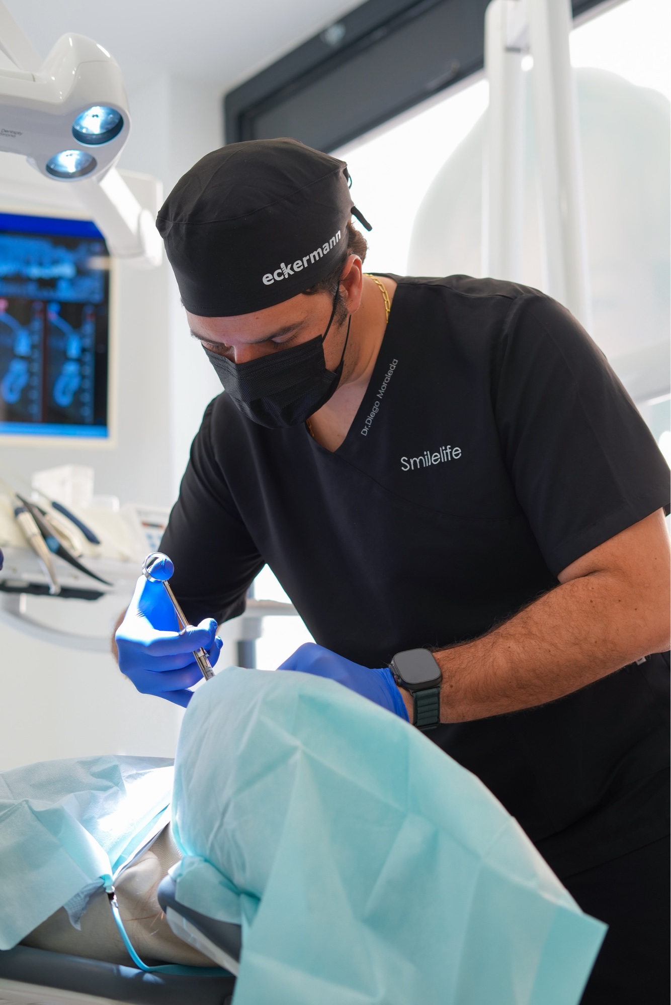 Dr. Diego Moraleda realizando cirugía de implantes con sedación consciente Smilelife Madrid