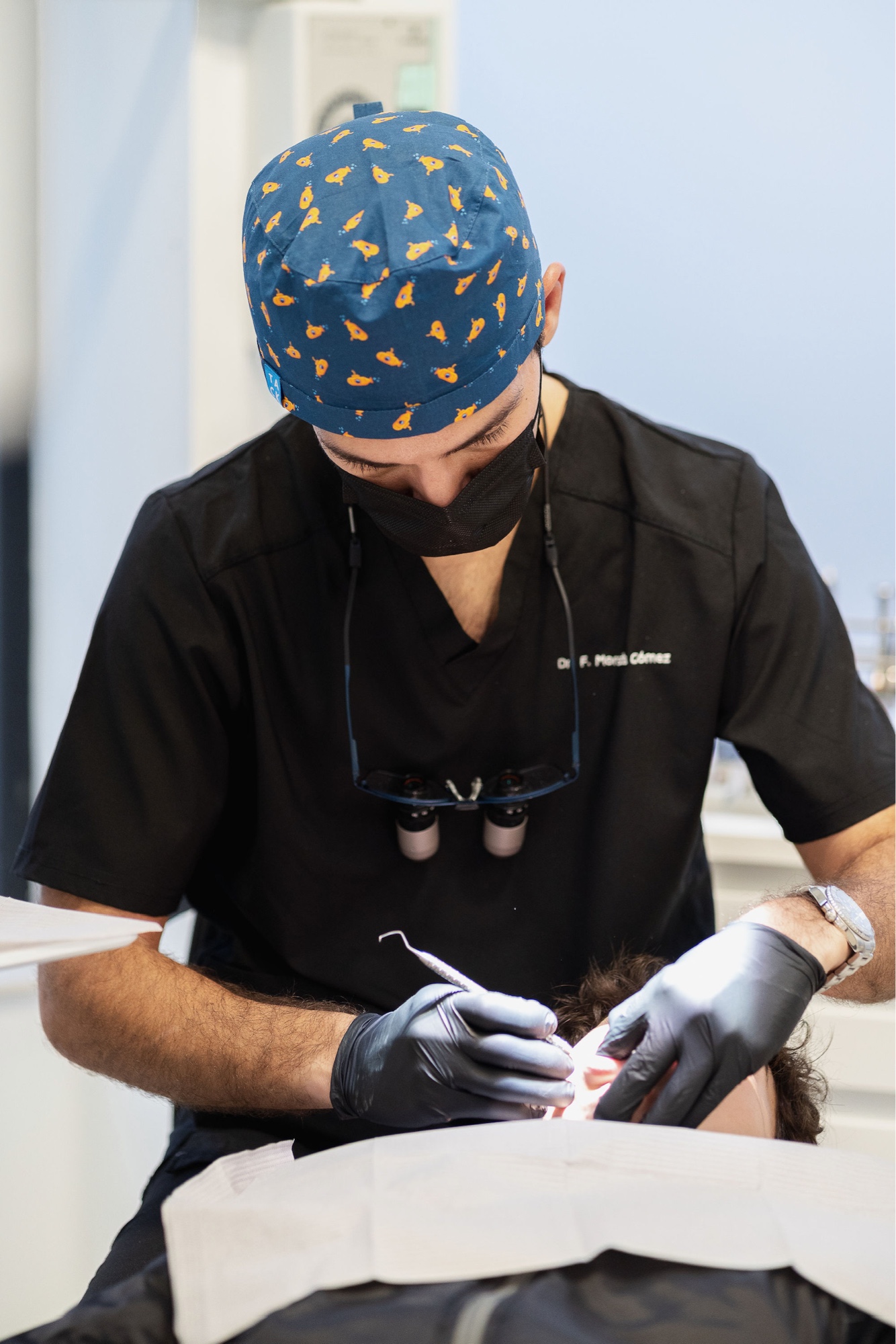 Dr. Fernando Moraleda atendiendo paciente con alineadores transparentes Smilelife Madrid